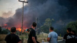 Φωτιά στη χώρα μας: Έχουμε 4 τραυματίες και μία σύλληψη, τρέχουν τα ασθενοφόρα και τα περιπολικά