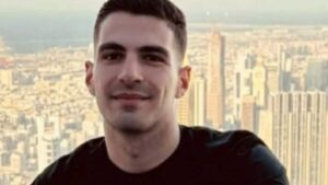 Κηδεία Ιάσονα: Σκηνές αρχαίας τpαγωδίας στο τελευταίο αντίο του 28χpονου – Κατέppευσαν οι γονείς του