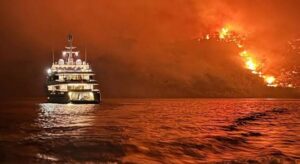 ΣΥΝΑΓΕΡΜΟΣ ΤΩΡΑ ΓΙΑ ΜΕΓΑΛΗ ΦΩΤΙΑ: ΕΚΤΑΚΤΗ ΕΚΚΕΝΩΣΗ – ΑΝΘΡΩΠΟΙ ΑΠΟΜΑΚΡΥΝΟΝΤΑΙ ΜΕ ΒΑΡΚΕΣ