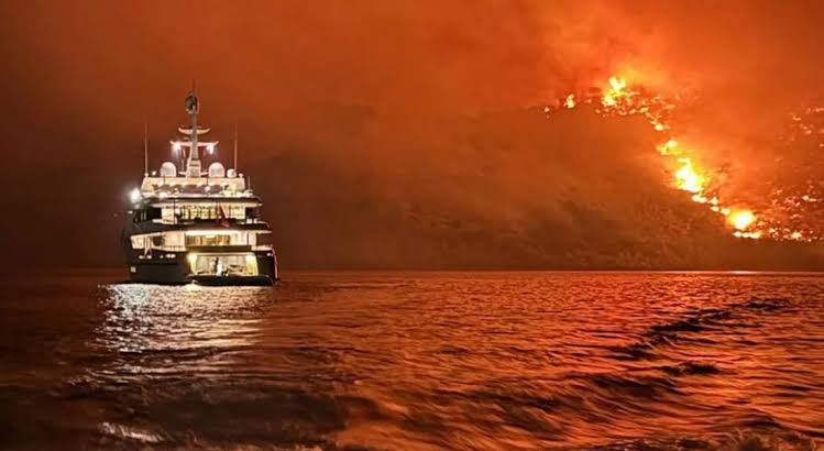 ΣΥΝΑΓΕΡΜΟΣ ΤΩΡΑ ΓΙΑ ΜΕΓΑΛΗ ΦΩΤΙΑ: ΕΚΤΑΚΤΗ ΕΚΚΕΝΩΣΗ – ΑΝΘΡΩΠΟΙ ΑΠΟΜΑΚΡΥΝΟΝΤΑΙ ΜΕ ΒΑΡΚΕΣ