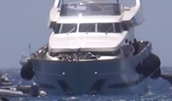 Όλοι στην Μύκονο νιώθουν… φτωχοί μόλις περνάει από μπροστά τους: Το υπερπολυτελές αυτοκίνητο που βγάζει… μάτι σε όλο το νησί, μόλις είδαν ποιος το οδηγεί..