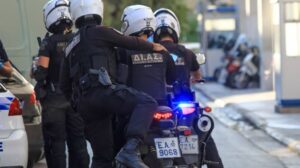 Σκηνές πανικού: Άγριος καβγάς στην Ερμού – Άνδρας επιτέθηκε με μπαλτά στον πατέρα του