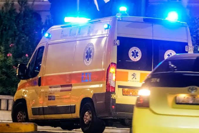 Με κατάγματα στο νοσοκομείο γνωστή τραγουδίστρια – Έπεσε από την σκηνή σε live εμφάνιση