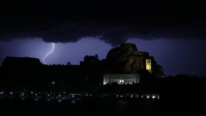 Συναγερμός στη χώρα: Μπαράζ μηνυμάτων από το 112 για ισχυρές καταιγίδες και κεραυνούς τις επόμενες ώρες — «Περιορίστε τις μετακινήσεις σας» – Πού θα «χτυπήσει» η κακοκαιρία εξπρές και τι ισχύει για την Αττική