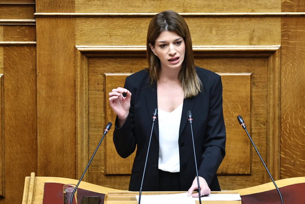 ΒΟΜΒΑ ΜΟΛΙΣ ΤΩΡΑ! ΠΑΡΑΙΤΗΘΗΚΕ ΠΑΣΙΓΝΩΣΤΗ ΕΛΛΗΝΙΔΑ ΒΟΥΛΕΥΤΡΙΑ – ΤΙ ΣΥΝΕΒΗ