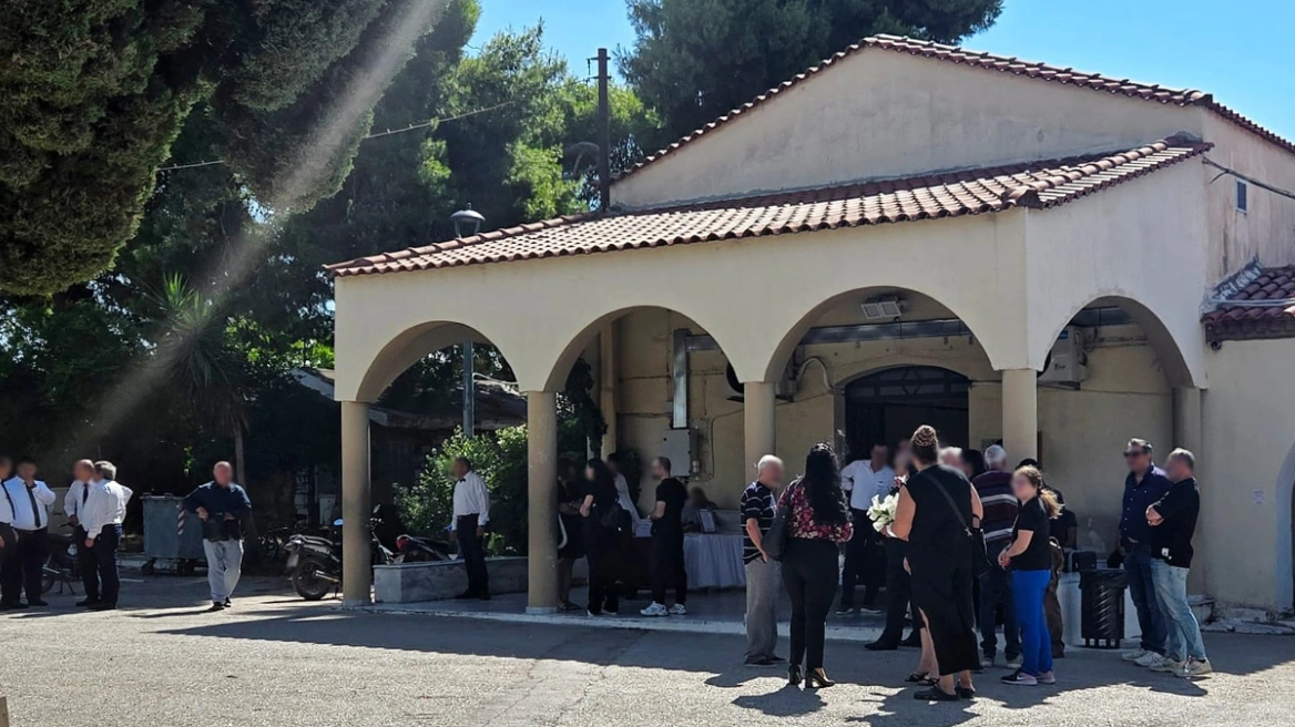 Κηδεία Σταύρου Γεωργίου: Συγγενείς και φίλοι αποχαιρετούν τον ποινικολόγο - Φωτoγραφίες