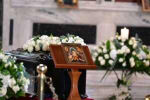 Κηδεία Μάρως Κοντού Τώρα: Σκηνές αρχαίας τραγωδίας – Έκλαιγαν όλοι στην Εκκλησία