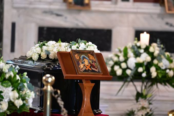 Κηδεία Μάρως Κοντού Τώρα: Σκηνές αρχαίας τραγωδίας – Έκλαιγαν όλοι στην Εκκλησία