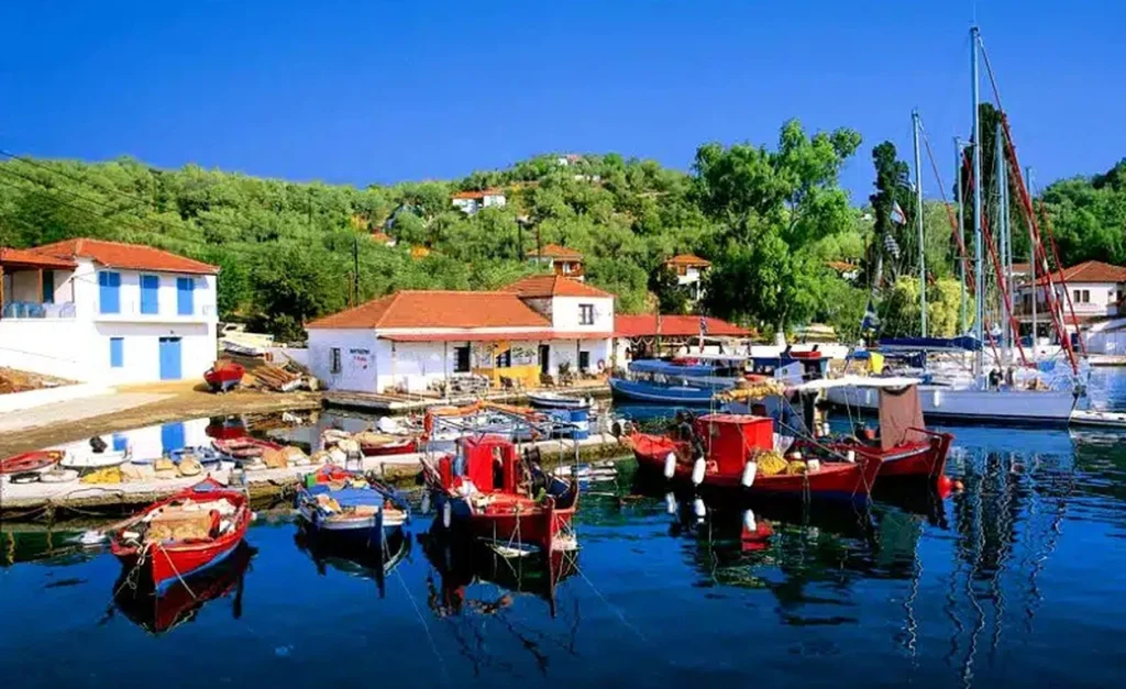 Κρυμμένος παράδεισος, χωρίς τουρίστες: Το νησί που κοιμάσαι, διασκεδάζεις και τρως ψαράκι μόλις με 15 την ημέρα