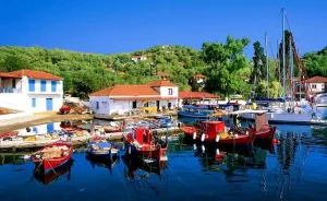 Κρυμμένος παράδεισος, χωρίς τουρίστες: Το νησί που κοιμάσαι, διασκεδάζεις και τρως ψαράκι μόλις με 15 την ημέρα