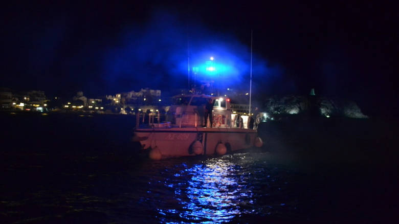 ΣΥΝΑΓΕΡΜΟΣ ΤΩΡΑ ΣΕ ΠΛΟΙΟ ΣΤΗ ΧΩΡΑ: ΣΕ ΠΑΝΙΚΟ ΟΙ ΕΠΙΒΑΤΕΣ – ΕΧΟΥΜΕ ΕΝΑΝ ΝΕΚΡΟ