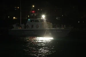 ΕΚΤΑΚΤΟ: ΚΟΚΚΙΝΟΣ ΣΥΝΑΓΕΡΜΟΣ ΣΤΟ ΛΙΜΕΝΙΚΟ – ΕΝΤΟΠΙΣΤΗΚΕ ΝΑΡΚΗ ΜΟΛΙΣ ΔΕΚΑ ΜΕΤΡΑ ΑΠΟ ΤΗΝ ΠΑΡΑΛΙΑ