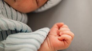 Φρίκη: Εντοπίστηκαν 5 νεκρά βρέφη σε σπίτι — Τα έκρυβαν σε κουτιά