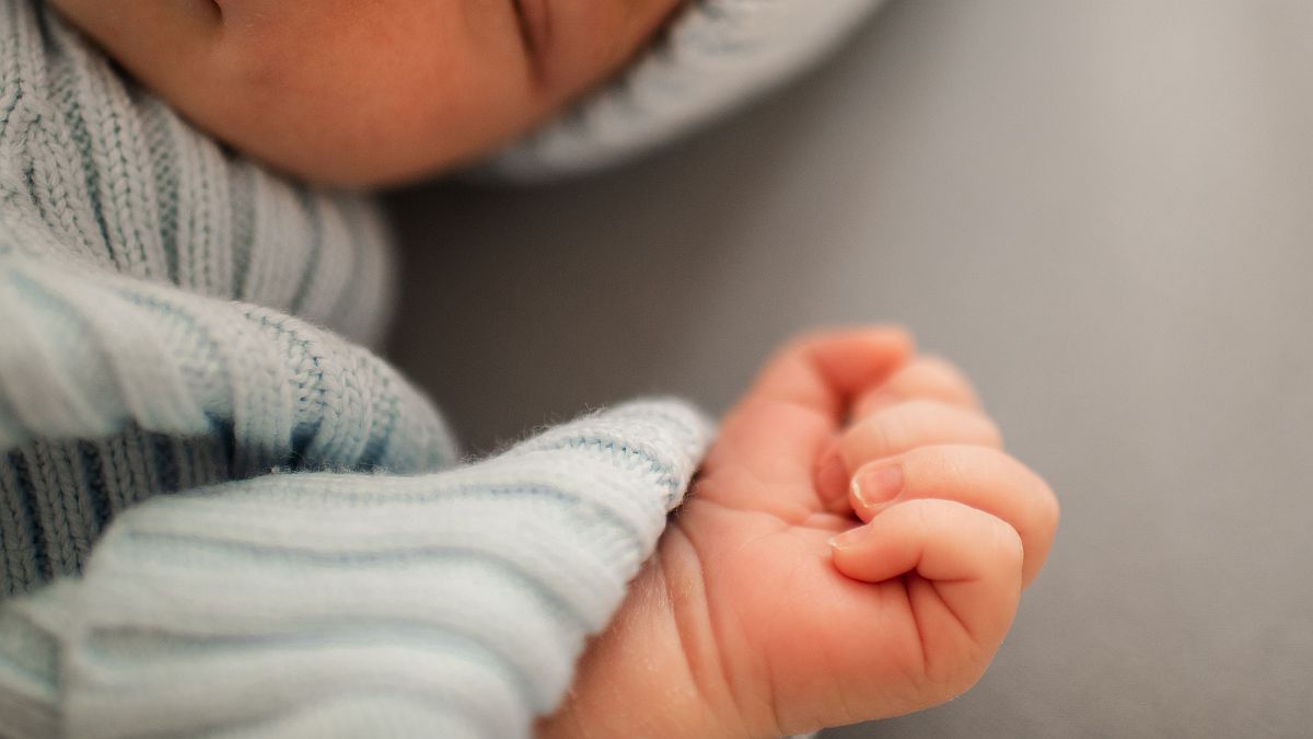 Φρίκη: Εντοπίστηκαν 5 νεκρά βρέφη σε σπίτι — Τα έκρυβαν σε κουτιά