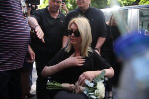 Κηδεία Βάγιας Νέστορα: Με γάζες στα χέρια και σε αναπηρικό αμαξίδιο η Αφροδίτη Νέστορα – Συγκλονιστικές φωτογραφίες
