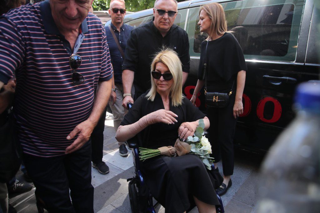 Σε αναπηρικό αμαξίδιο και με γάζες η Αφροδίτη Νέστορα στη κηδεία της μnτέρας της: Τι έγινε στην τελετή