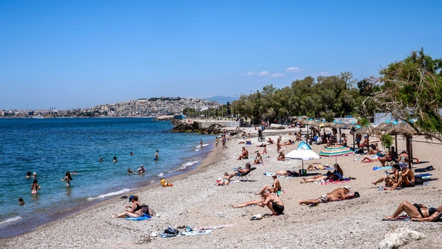 Μετρήσεις-σοκ στην Αττική: 3 δημοφιλείς παραλίες με «Γαλάζια Σημαία» βρέθηκαν γεμάτες με εντερόκοκκους