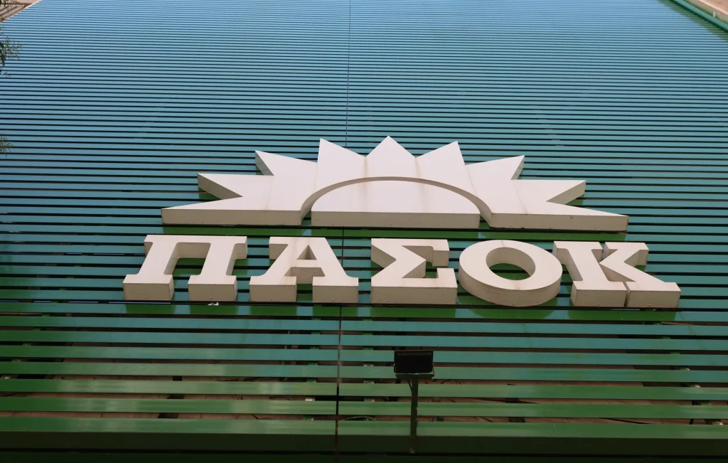 Πολιτικός «σεισμός»: Έγινε η μεγάλη έκπληξη – «Έκλεισε» στο ΠΑΣΟΚ