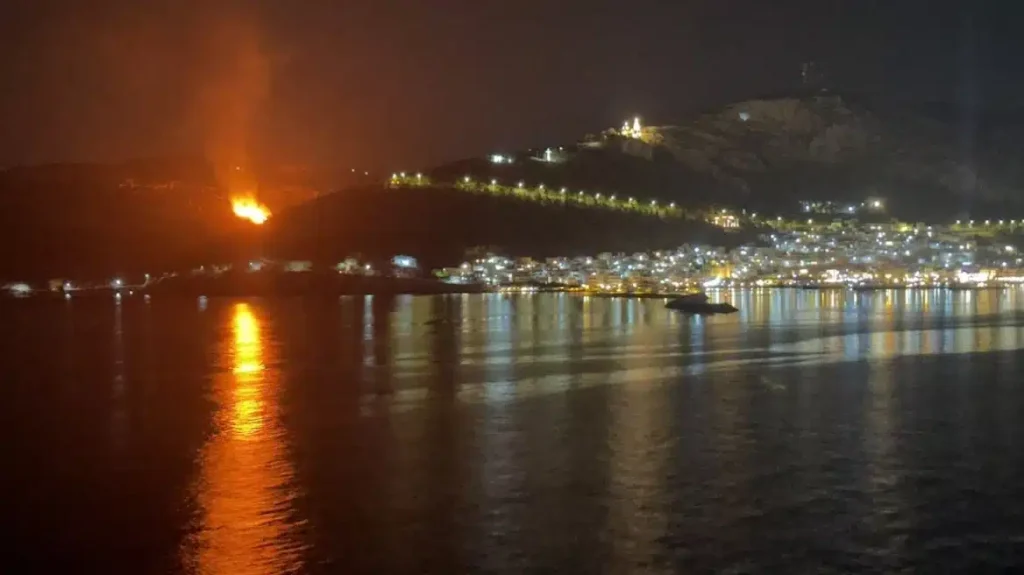 ΜΕΓΑΛΗ ΦΩΤΙΑ ΤΩΡΑ ΣΕ ΕΛΛΗΝΙΚΟ ΝΗΣΙ ΜΕΣΑ ΣΤΗ ΝΥΧΤΑ