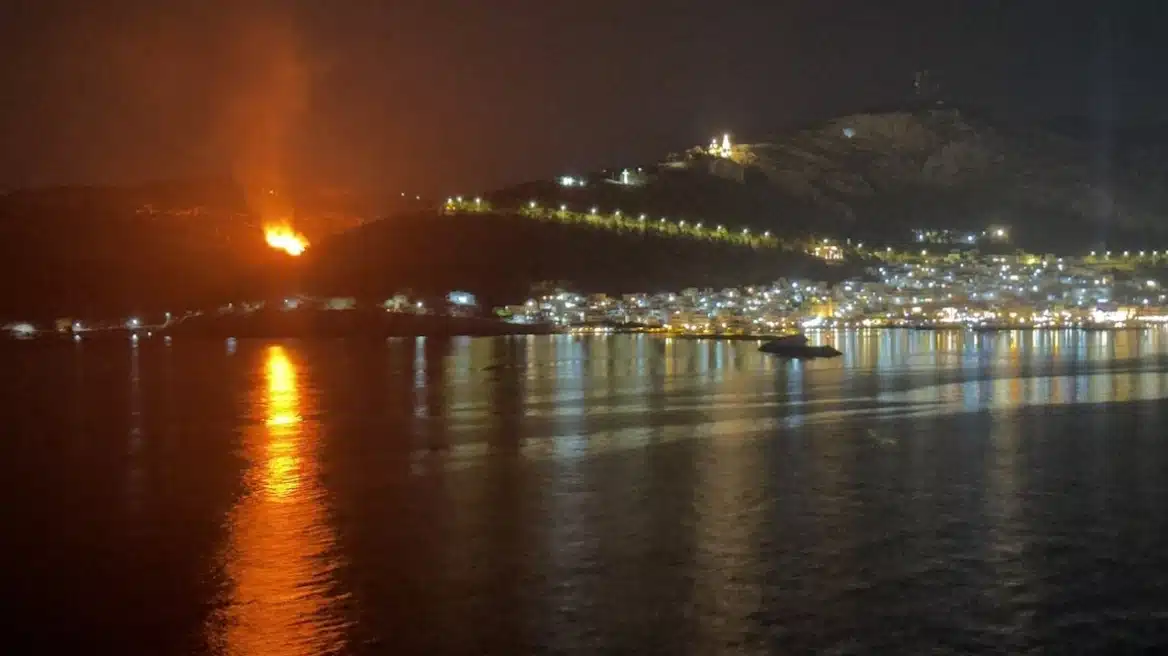 ΜΕΓΑΛΗ ΦΩΤΙΑ ΤΩΡΑ ΣΕ ΕΛΛΗΝΙΚΟ ΝΗΣΙ ΜΕΣΑ ΣΤΗ ΝΥΧΤΑ