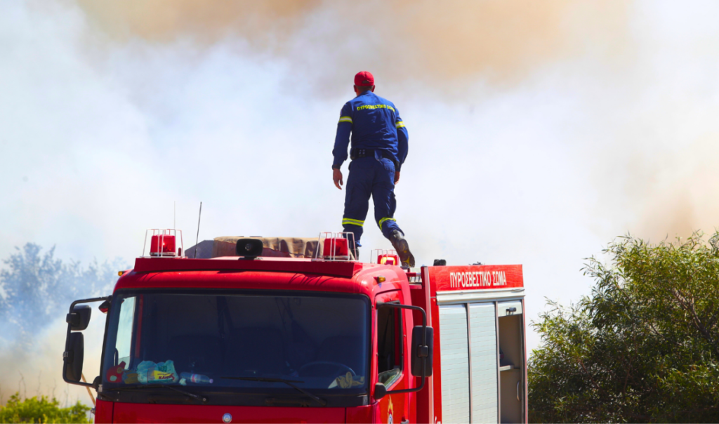 ΣΥΝΑΓΕΡΜΟΣ ΤΩΡΑ: ΦΩΤΙΑ ΣΤΗΝ ΑΤΤΙΚΗ – ΣΠΕΥΔΕΙ Η ΠΥΡΟΣΒΕΣΤΙΚΗ