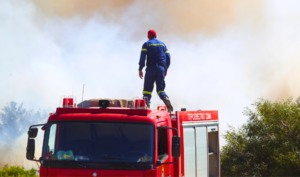 ΣΥΝΑΓΕΡΜΟΣ ΤΩΡΑ: ΦΩΤΙΑ ΣΤΗΝ ΑΤΤΙΚΗ – ΣΠΕΥΔΕΙ Η ΠΥΡΟΣΒΕΣΤΙΚΗ