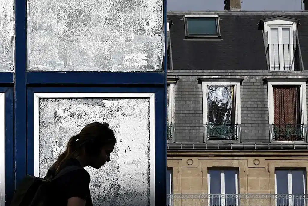 Το έξυπνο κόλπο των Γάλλων απέναντι στον καύσωνα – Γιατί βάφουν τα τζάμια με κιμωλία