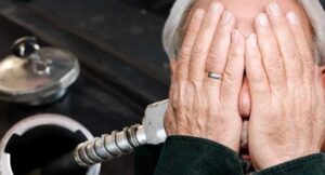 Σοκαριστικό περιστατικό στη Βούλα: Υπάλληλος βενζινάδικου περιέλουσε με πετρέλαιο 92χρονο – Ο αδιανόητος λόγος