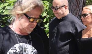 Κηδεία Λορέντζο Καριέρε: Στο «ύστατο χαίρε» οι Φίλοι για πάντα – Πλήθος επωνύμων από Σεφερλή μέχρι Βουρλιώτη