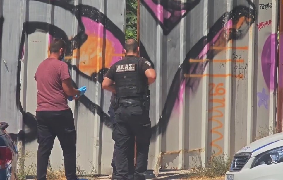 Όλα τούμπα στην υπόθεση με τη βαλίτσα στην Ευελπίδων: Η μαρτυρία γείτονα ανατρέπει τα πάντα – «Εκεί έμενε ένας…»