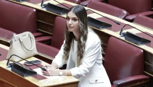 Μυρτώ Κοροβέση: Ορκίστηκε η νεότερη βουλευτής του ελληνικού κοινοβουλίου