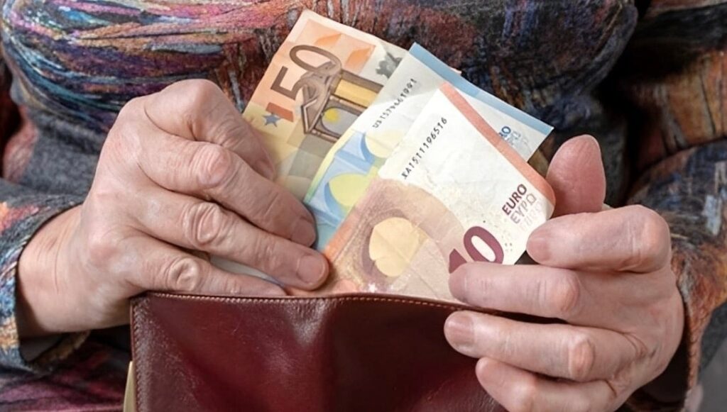 Eνόψει εκλογών: Μετά από 10 χρόνια καταργούνται οι περικοπές του «νόμου Κατρούγκαλου» στις συντάξεις χηρείας 