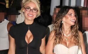 Η Ιωάννα Τούνη και η εντυπωσιακή φίλη της προκάλεσαν σεισμό στα σοκάκια της Μυκόνου