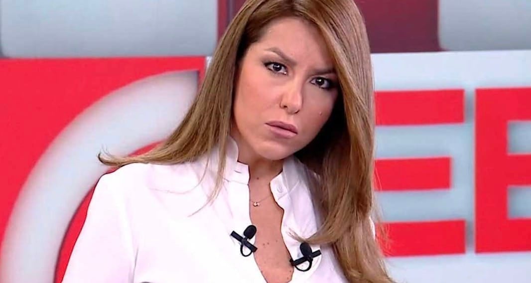 Αναστασία Γιάμαλη: Έτσι όπως δεν την έχουμε ξαναδεί! Πέταξε τα σακάκια και πόζαρε με σορτσάκι