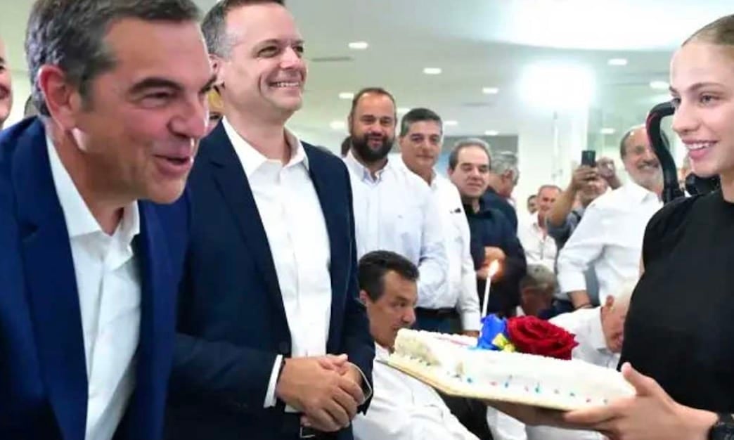 Αλέξης Τσίπρας: Η τούρτα έκπληξη στον πρόεδρο της ΕΛΑΣ και οι θερμές ευχές για τα γενέθλιά του - Πόσο χρονών έγινε