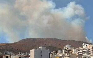 Φωτιά στην περιφερειακή οδό στο Αιγάλεω – Ήχησε το 112
