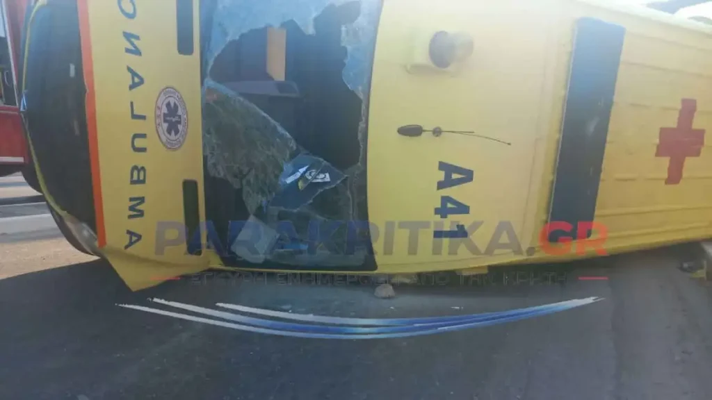 Ασθενοφόρο τράκαρε με αυτοκίνητο και τούμπαρε στα Χανιά – Νεκρός ο ασθενής που μετέφερ
