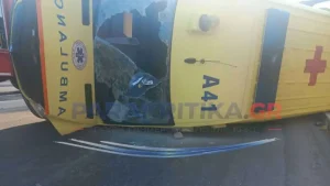 Ασθενοφόρο τράκαρε με αυτοκίνητο και τούμπαρε στα Χανιά – Νεκρός ο ασθενής που μετέφερ