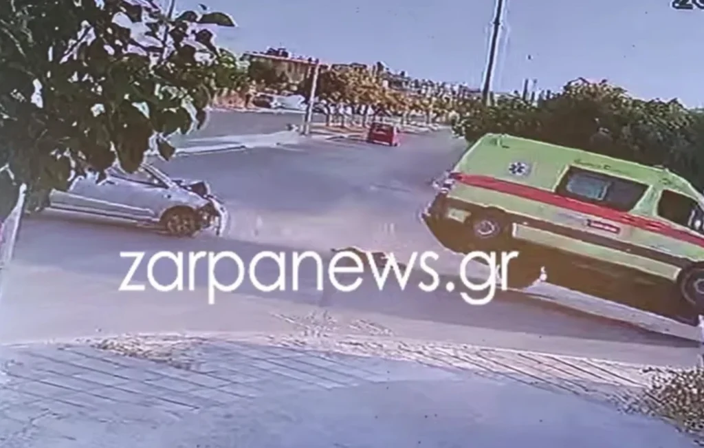 Τραγωδία : Βίντεο σοκ από τη σύγκρουση ασθενοφόρου του ΕΚΑΒ με ΙΧ