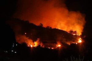 Δεν το δείχνουν τα κανάλια: Καίγεται από άκρη σε άκρη η χώρα μας – Δόθηκε εντολή εκκένωσης