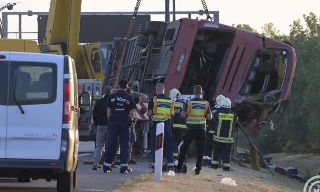 Δώδεκα νεκροί και τουλάχιστον 10 τραυματίες σε ανατροπή τουριστικού λεωφορείου