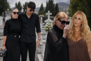 Έφτασε η Βικτώρια στο Μεσολόγγι: Με τον σύντροφο-στήριγμά της για το τρίμηνο μνημόσυνο της Γωγώς – Τι ζήτησε από τη γιαγιά της λίγο πριν φύγει για Κύπρο;