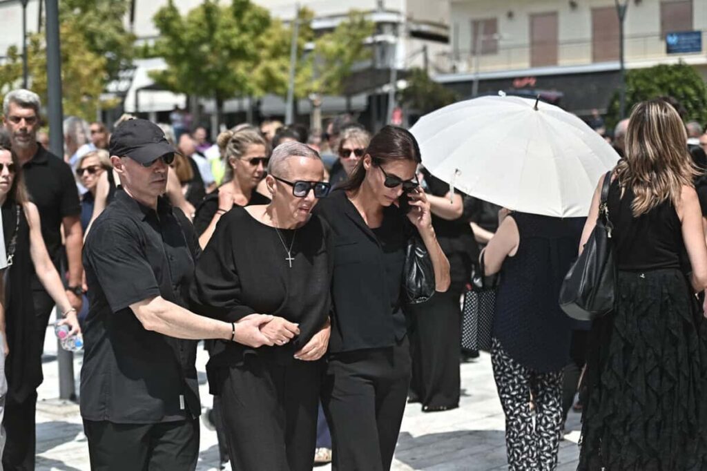 Κηδεία Κόκοτα: Σοκ με την εικόνα της αδελφής του Έλλης – Υποβασταζόμενη και εμφανώς καταβεβλημένη στο τελευταίο «αντίο»