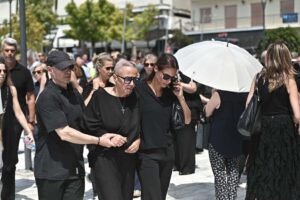 Κηδεία Κόκοτα: Σοκ με την εικόνα της αδελφής του Έλλης – Υποβασταζόμενη και εμφανώς καταβεβλημένη στο τελευταίο «αντίο»