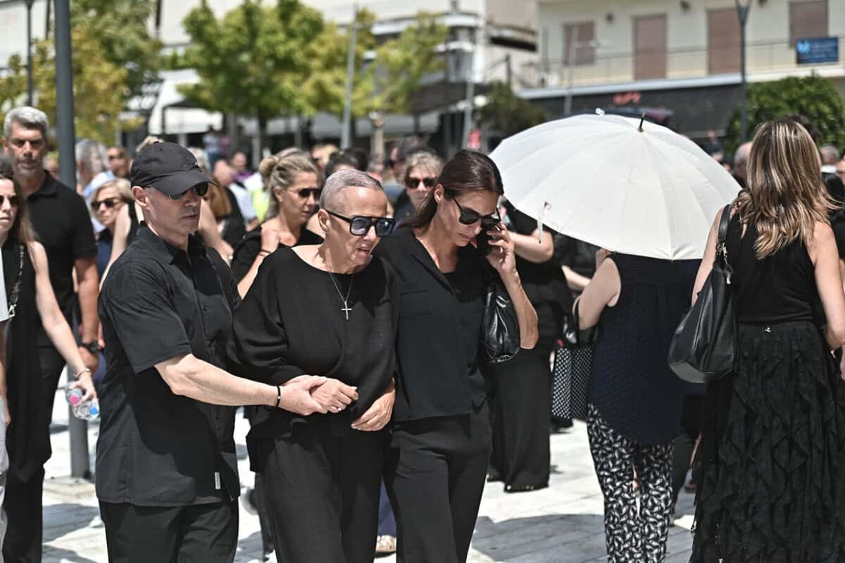 Κηδεία Κόκοτα: Σοκ με την εικόνα της αδελφής του Έλλης – Υποβασταζόμενη και εμφανώς καταβεβλημένη στο τελευταίο «αντίο»