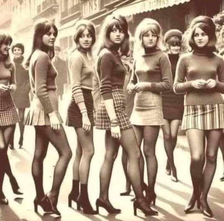 ΔΕΙΤΕ - Αυτή η φωτογραφία φαίνεται συνηθισμένη – αλλά κοιτάξτε ξανά. Η αλήθεια κρύβεται στο στυλ που άλλαξε τα πάντα