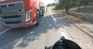 Ταuτοποιήθηκε ο οδηγός του βυτιοφόρου που έκανε επικίνδυνη προσπέραση στη Λίμνη Πλαστήρα