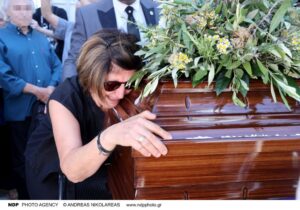 Κηδεία Νίκου Καλογερόπουλου: «Κατέppευσαν» η σύζυγος και ο γιος του – Το τραγούδι που του αφιέρωσαν