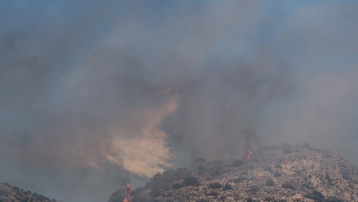 ΕΚΤΑΚΤΟ: ΝΕΑ ΦΩΤΙΑ ΚΑΙΕΙ ΤΗ ΧΩΡΑ – ΕΠΙΧΕΙΡΟΥΝ ΔΥΟ ΕΛΙΚΟΠΤΕΡΑ