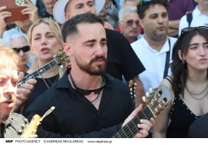 Νίκος Καλογερόπουλος: Τραγικές φιγούρες η σύζυγος και ο γιος του στο τελευταίο «αντίο» – Το τραγούδι που του αφιέρωσαν